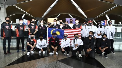 青体部在吉隆坡国际机场举办送机仪式，为两支代表大马远赴新加坡参加《无尽对决》世锦赛的战队送上支持和祝福。后排左6为青体部长阿末费沙。