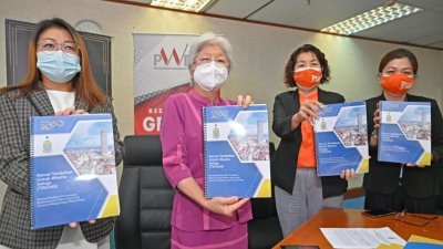 双溪槟榔州议员林秀琴（左起）、章瑛及槟州妇女发展机构首席执行员王美玲于周三上午就分发“增补女性州议席”白皮书，召开记者会。