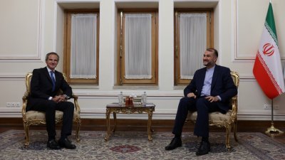 联合国属下的国际原子能机构（IAEA）总干事格罗西（左）周二应邀到访德黑兰，并与伊朗外长阿卜杜拉希扬会晤。-WANA/路透社-