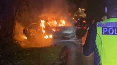 丰田冠丽轿车行驶途中著火燃烧，轿车90%被烧毁，所幸未造成人命伤亡。