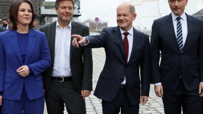 社民党的总理候选人肖尔茨（右2）、绿党共同领导人哈贝克（左起）和贝尔博克，以及自民党领导人林德纳，在最后一轮联合执政谈判结束后合照。（图取自路透社）