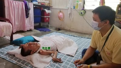 3个月大时一场高烧导致沙比里长期卧床，团队家访了解情况后，惠借病床给他。