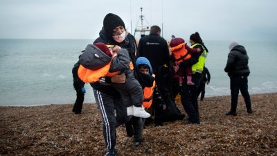从法国经英伦海峡赴英的偷渡者大多乘坐简陋的充气船，而且经常超载，图为慈善组织皇家全国救生艇协会（RNLI）周三在英格兰东南海岸，救起多名移民与幼童。（图取自法新社）