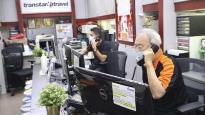 陆路VTL巴士票热销，星运旅游公司工作人员忙著处理网上售票和购票者咨询来电。