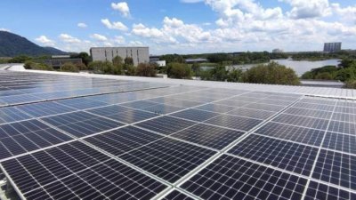 拉曼大学金宝校区已在今年初完成屋顶太阳能电池板装置。