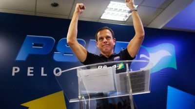 巴西圣保罗州长多里亚当地时间周六在其所属的巴西社会民主党（PSDB）总统初选中，以54%选票胜出，成为明年选举的该党总统候选人。图为多里亚当天在该国首都巴西利亚的社会民主党总部。（图取自路透社）