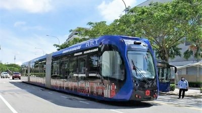 柔州政府计划未来在所有公共巴士服务上，推行无现金交易，图为计划将在2024年启用的依斯干达快捷巴士服务（BRT）。（档案照）