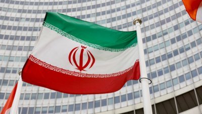 图为伊朗国旗在联合国属下国际原子能机构（IAEA）位于维也纳的总部前飘扬。（图取自路透社）