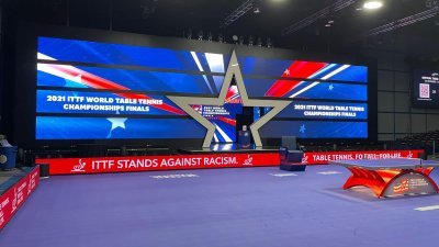 世乒赛的场地上展示反种族歧视的标语“ITTF STANDS AGAINST RACISM”（国际乒联反对种族主义）。（图取自国际乒联面子书）