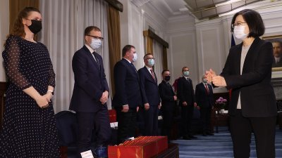 台湾总统蔡英文（右）周一在总统府接见立陶宛、爱沙尼亚与拉脱维亚的议员访问团，欢迎他们到访台湾。（图取自中央社）