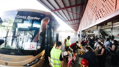 星运旅游VTL短程巴士周一上午8时准时出发，载送45名旅客跨堤。