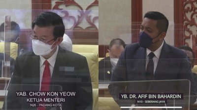 曹观友（左）周一在槟州议会口头问答环节中，回答阿菲夫（右）提问关于槟城新冠肺炎基金的数据。