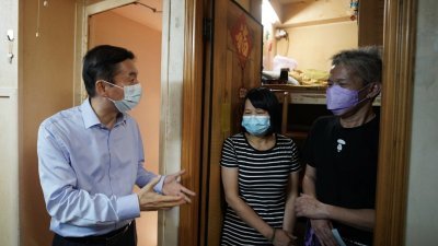 香港中联办主任骆惠宁与住在“笼屋”的市民交流。（图取自香港中联办网站）