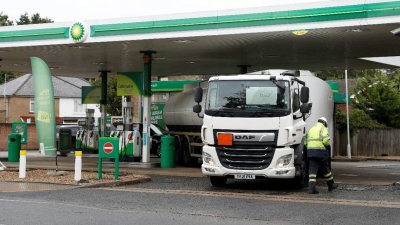 油罐车为英国萨里郡赫萨姆的加油站运送燃油。（图取自路透社）