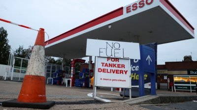 伦敦一家加油站因无油而无法营业。（图取自路透社）