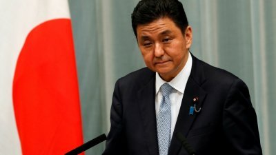 日本现任防卫部长岸信夫可望续任。（图取自路透社）
