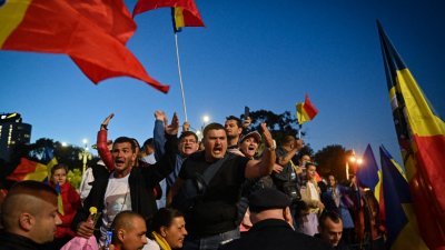 罗马尼亚首都布加勒斯特有超过1万5000名民众上街示威，反对政府即将实施新的防疫限制措施，大多示威者都没有戴口罩。（图取自法新社）