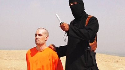 哈利法被美国指控向恐怖组织“伊斯兰国”提供物质或资源、为发布骇人斩首影片的部门效力。图左橙衣者为2014年遭“伊斯兰国”斩首的美国记者福利。（图取自路透社）