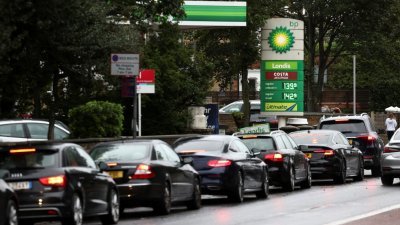 英国各地的加油站当地时间周六，仍可见大批车龙。图为首都伦敦其中一处加油站的景象。（路透社）