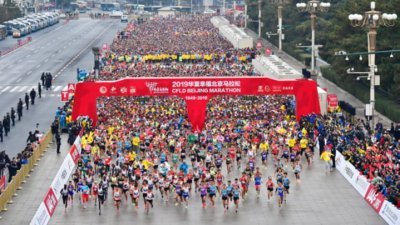 2021北京马拉松将于10月31日举行。图为2019年的赛事。（图取自北京马拉松官网）