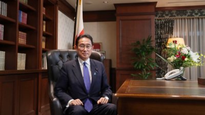 日本前外长岸田文雄9月29日当选自民党总裁，记者会后在位于东京的党总部拍照。（图取自法新社）