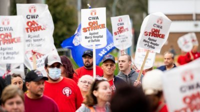美国纽约州水牛城仁慈医院的医护人员当地时间周一罢工，以抗议在新冠肺炎疫情下医院的工作条件。-路透社-