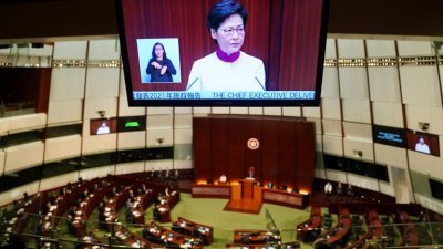 香港特首林郑月娥周三到立法会宣读施政报告，与往年不同，因没有泛民主派议员的抗议，她得以顺利进行。（图取自路透社）