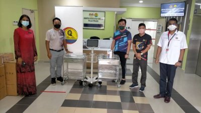 槟城羽毛球组织捐赠总额达2万4448令吉的医疗物资给槟城中央医院，左2为黄顺祥。