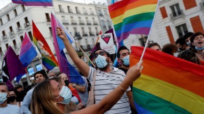 西班牙LGBTIQ+（女同性恋、男同性恋、双性恋、变性人、双性人和酷儿）的活动家和支持者上月在马德里太阳门广场示威，抗议仇恨犯罪。（图取自路透社）