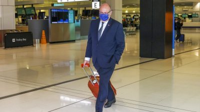 法国驻澳洲大使泰博批评澳洲认为不可事先知会法国是幼稚。这是他上月18日在法国宣布召回大使后，晚间抵达悉尼机场。（图取自路透社）