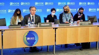 美国国务卿布林肯（左）和经济合作与发展组织（OECD）理事会和执行委员会秘书处主任帕内托，近日在法国首都巴黎的OECD部长理事会会议上发言。（图取自路透社）