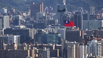 台湾周日将庆祝双十节，大会日前进行总预演，由运输直升机吊挂巨大青天白日满地红旗飞越台北市上空。（图取自路透社）
