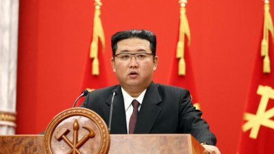 朝鲜劳动党总书记金正恩于周日，在纪念劳动党建党76周年演讲会上讲话。（图取自朝中社/法新社）