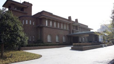 日本首相公邸建于1929年，当时日本建筑深受美国建筑设计师赖特（Frank Lloyd Wright）影响，公邸建筑也采赖特风格。