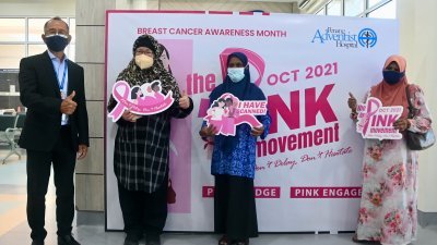诺雷拉（左２）与槟安医院首席执行员高华兴（左），与乳癌醒觉日受惠妇女们合照。