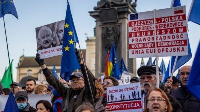在波兰宪法法院裁定反对欧盟法律凌驾本国法律后，示威者当地时间周日在华沙中央广场的皇家城堡前参加亲欧盟示威活动，他们挥舞著欧盟旗帜。（法新社）