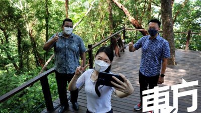 杨顺兴（右起）于周一在艾熙文及陈可欣的陪同下，参观槟城热带香料花园，并拍照留念。

