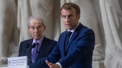 法国总统马克龙（右）和前司法部长和巴丹戴尔上周六在巴黎先贤祠参与纪念废除死刑40周年的活动并发表讲话。（图取自法新社）