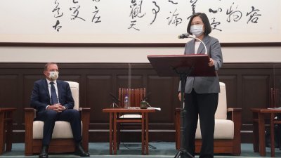 台湾总统蔡英文（右）本月7日在总统府，接见澳洲前总理阿博特，感谢他对台湾的支持。-中央社-