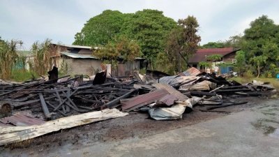 峇东埔一甘榜木屋被大火烧成灰烬。