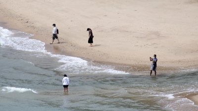 8号东北烈风或暴风信号（俗称八号风球）仍于香港生效，有市民周三特地到屯门蝴蝶泳滩岸边感受台风“圆规”的威力。（图取自香港中通社）

