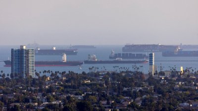 集装箱船在洛杉矶和长滩拥挤的港口沿岸等待进港。（图取自路透社）