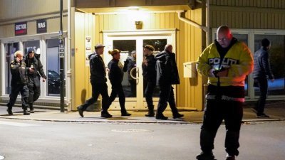 挪威一名男子手持弓箭在东南部城镇康斯伯格发动攻击，造成多人死伤，警方封锁案发范围调查。（图取自Torstein Boe/NTB/路透社）