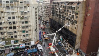 台湾高雄市盐埕区城中城大楼有“第一鬼楼”之称，凌晨的大火将底下多个楼层烧致焦黑。（图取自法新社）