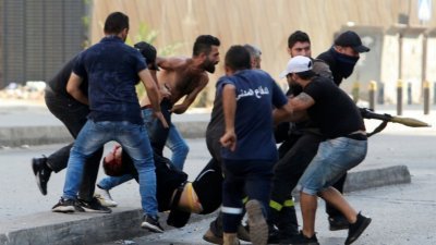 黎巴嫩贝鲁特发生枪击事件，民众合力抬走一名中弹的男子。(路透社)