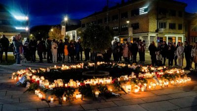 在孔斯贝格发生致命袭击后，当地民众周四晚在市中心摆放鲜花和蜡烛，悼念受害者。（Terje Bendiksby/NTB/路透社）