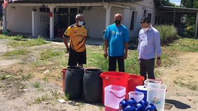 潘伟斯（右）走访甘榜峇鲁斯里阿曼，向居民了解水供问题。左2为居民莫哈末诺阿兹。