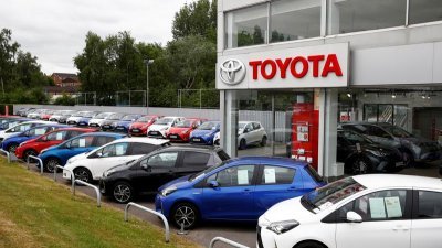 日本汽车制造商丰田（Toyota）周五称，11月的全球产量将比计划减少10万至15万辆。图为在英国斯托克波特市的丰田汽车陈列室。（路透社档案照）