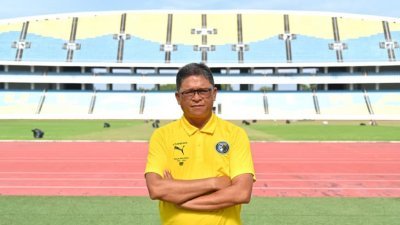60岁的王荣华从小热爱运动，于1984年创立快乐足球俱乐部，当时他身兼多职，成为球队队长、教练及领队，之后曾出任高渊足球会经理。
