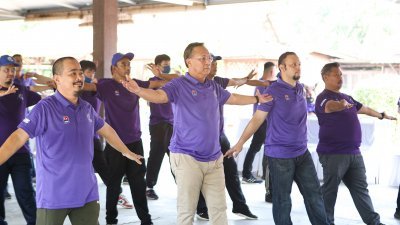 哈斯尼（前排左2）周六到笨珍县展开官方访问，图为他在文律参与配合国家运动日举行的体操活动。